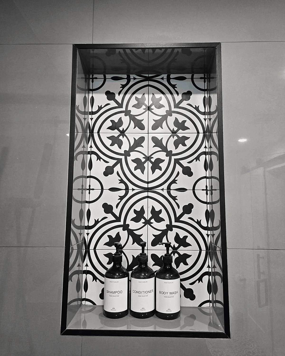 Patterned accent tile in a shower niche